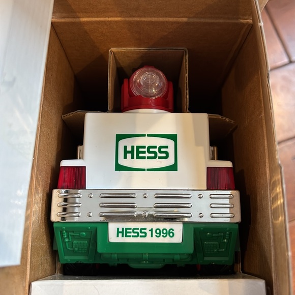 NEW (VTG) 1996 HESS Trucks Emergency Truck - Picture 5 of 5